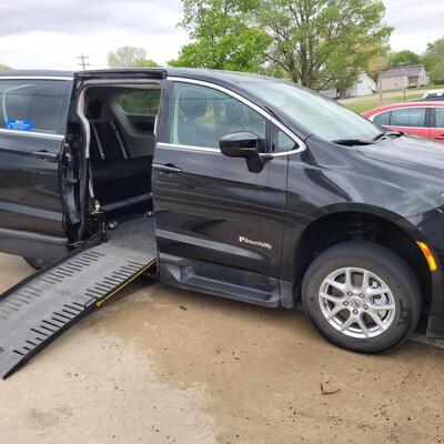 2022 Chrysler Handicap Accessible Mini Van